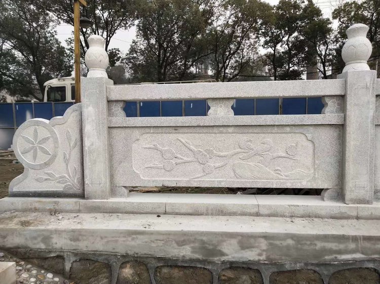 烏軍在庫(kù)爾斯克炸毀橋梁 士兵安裝大量炸藥