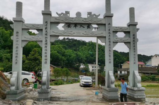 杭州超市老板娘穿著清涼引熱議后自稱遭毆打，當?shù)貦?quán)威部門回應